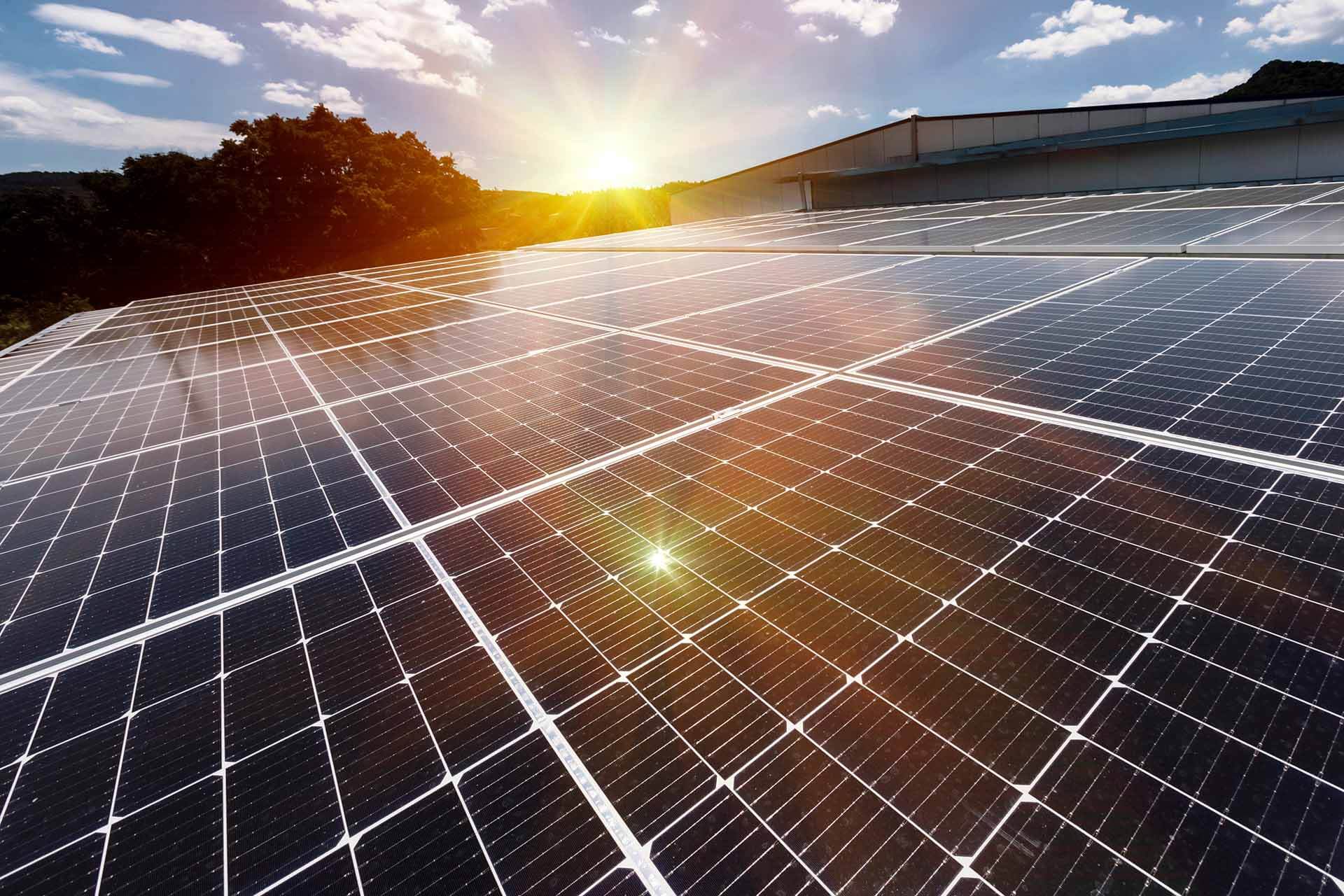 Solpaneler med solceller på tak